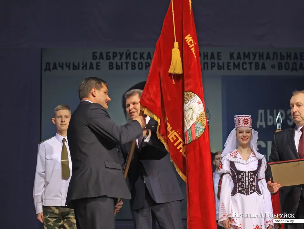 Александр Студнев вручил переходящее красное знамя директору государственного предприятия «Водоканал» Сергею Скурату.