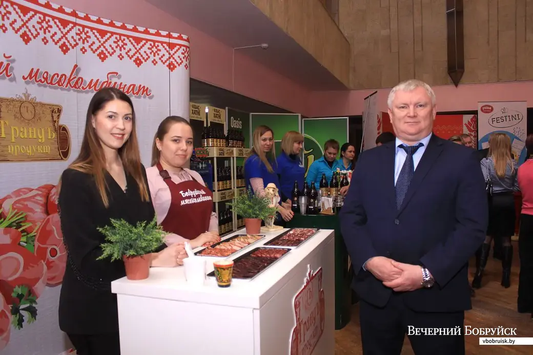 Директор ОАО «Бобруйский мясокомбинат» Дмитрий Бонохов у стенда со своей продукцией.