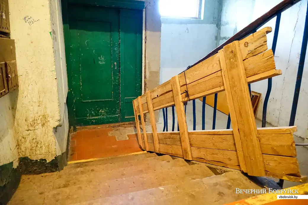 Самодельный откидной пандус в одном из домов по улице Сикорского.