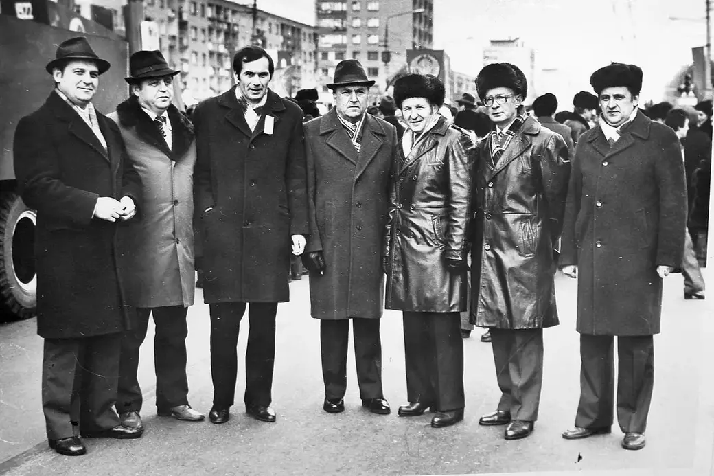 Среди товарищей молодости: Виктор Мороз – третий слева.