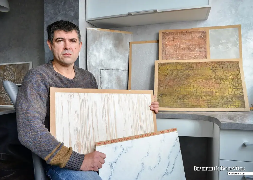 Мастер декоративной штукатурки Игорь Белиалов с образцами своей работы.