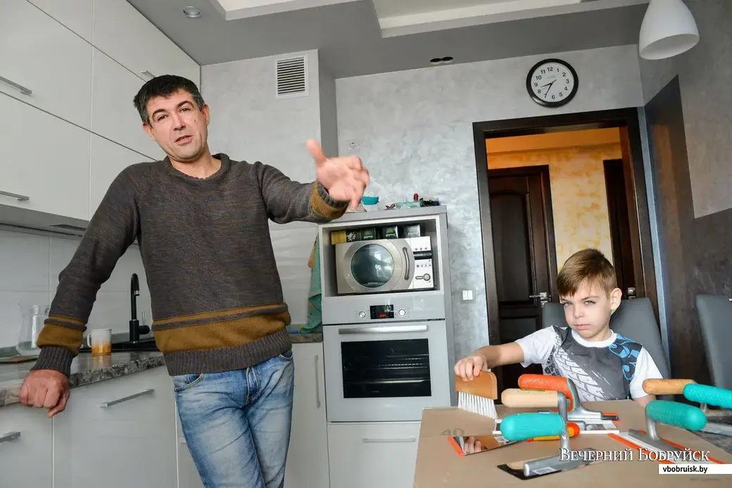 Мастер декоративной штукатурки Игорь Белиалов с сыном Матвеем.