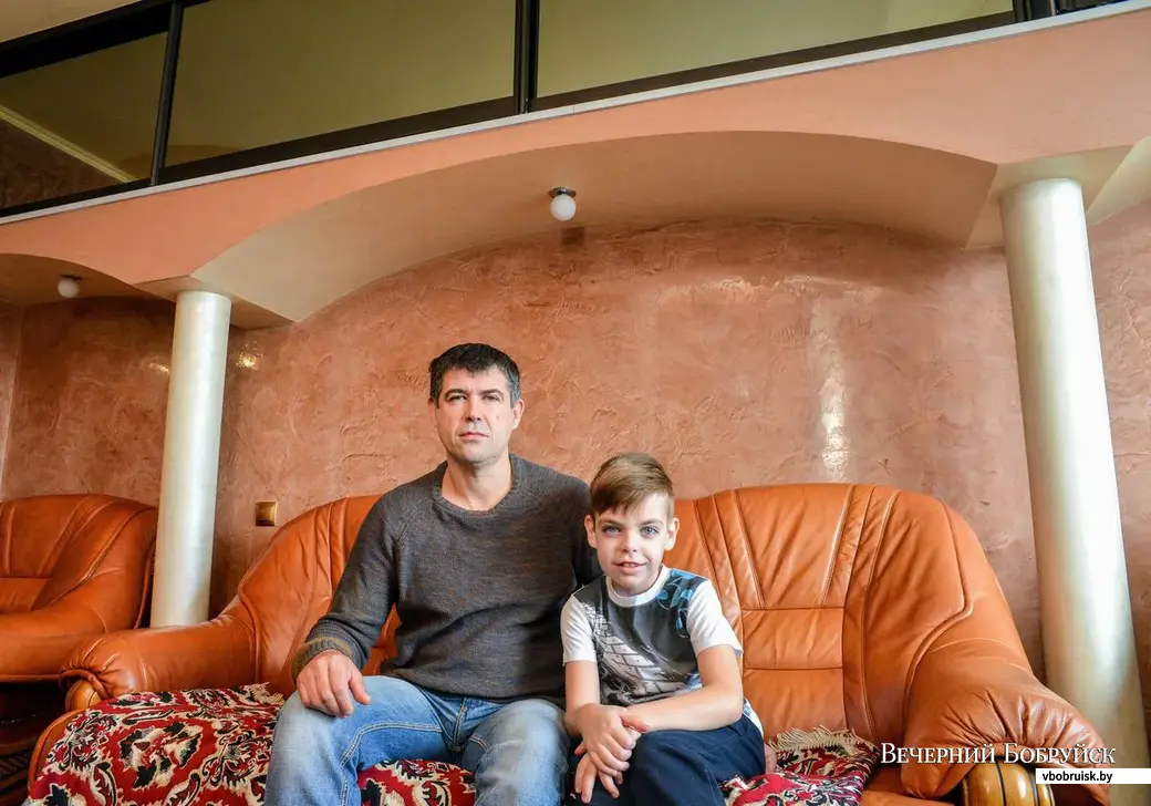 Мастер декоративной штукатурки Игорь Белиалов с сыном Матвеем в интерьерах своей квартиры.