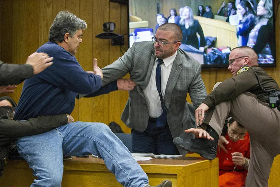 «Отец жертв бросается на Нассара»
Фото: Cory Morse / MLive Media Group | The Grand Rapids Press / Pictures of the Year International