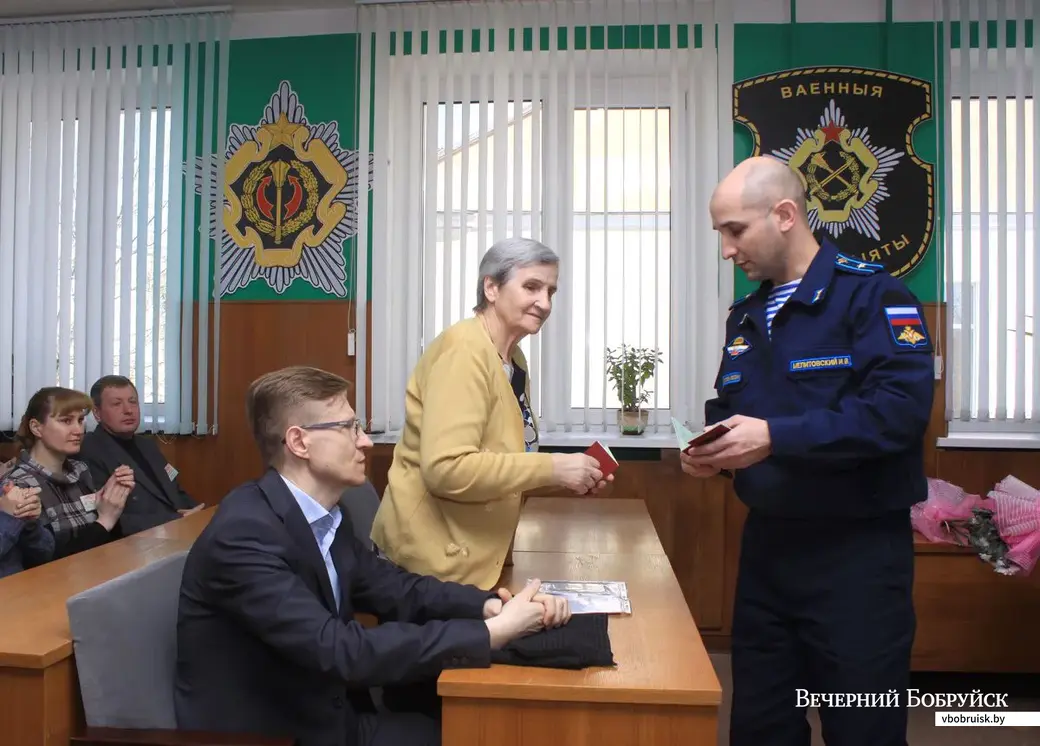 Помощник Военного и Военно-воздушного атташе Российской Федерации в Республике Беларусь по вопросам обороны Илья Мелитовский вручил Марии Борищик удостоверение к медали