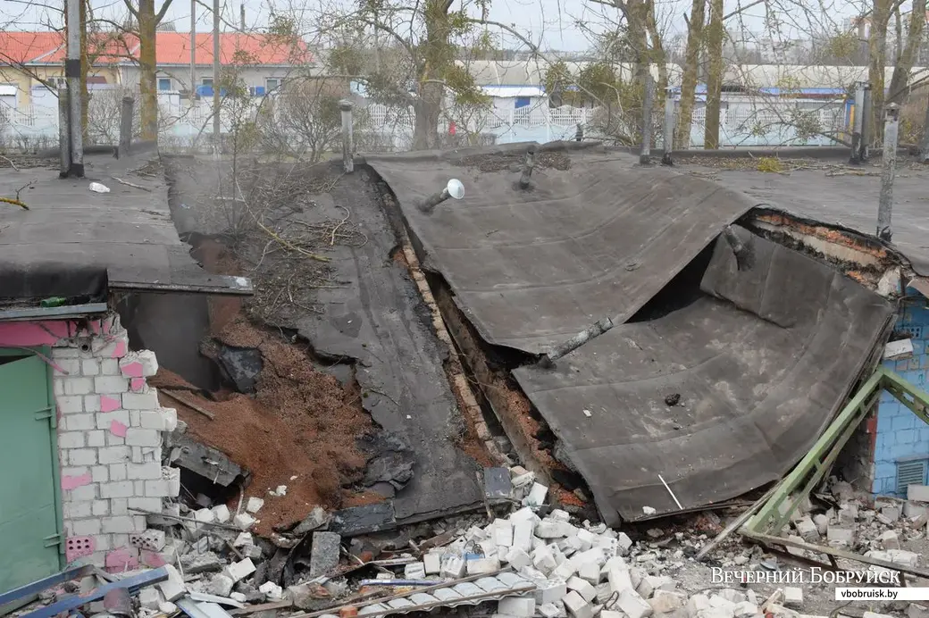 29.03.2019. Бобруйск, взрыв в ГСК № 2 на ул. Рокоссовского. Крышу на двумя из трёх пострадавших гаражей рухнула.