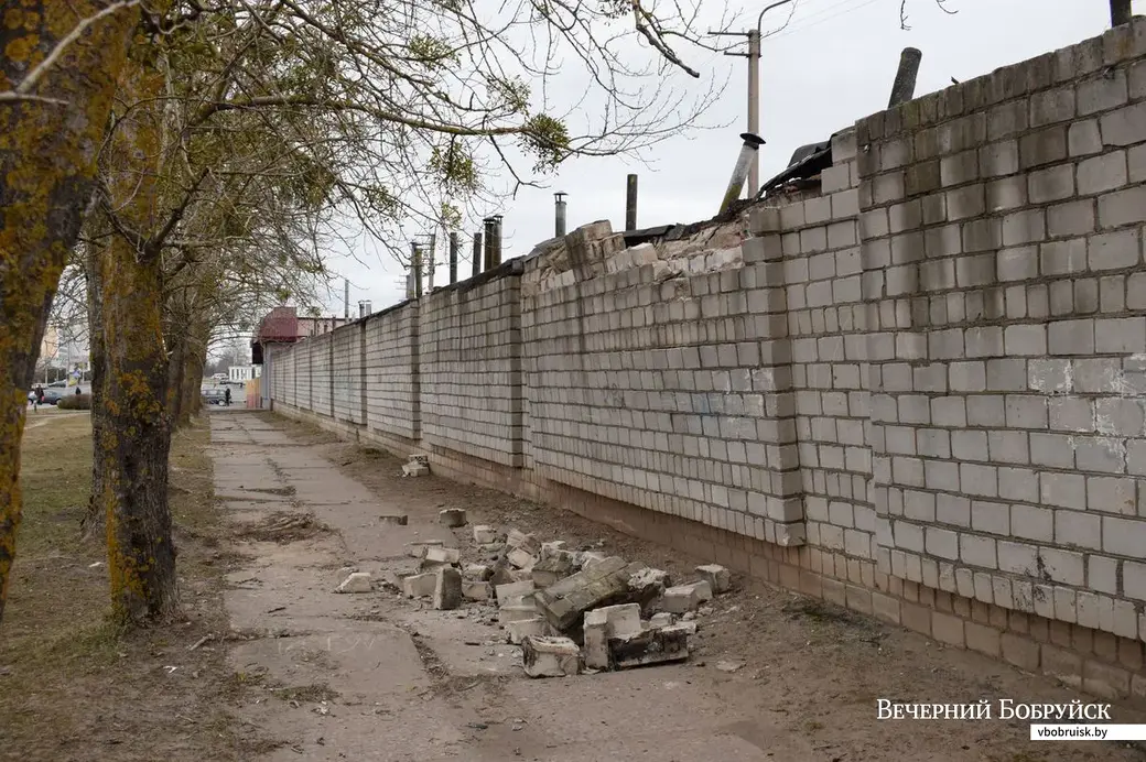 29.03.2019. Бобруйск, взрыв в ГСК № 2 на ул. Рокоссовского. Стена вдоль улицы 50 лет ВЛКСМ может рухнуть.