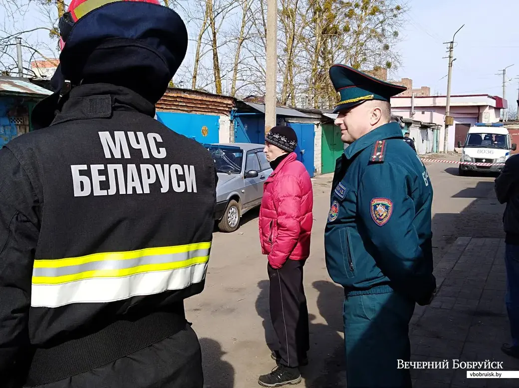 29.03.2019. Бобруйск, взрыв в ГСК № 2 на ул. Рокоссовского. Начальник горрайотдела по ЧС Андрей Бабин следит за работами.