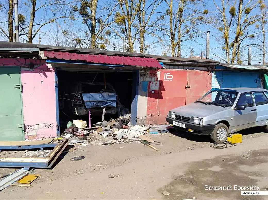 29.03.2019. Бобруйск, взрыв в ГСК № 2 на ул. Рокоссовского. Место взрыва до начала работ.