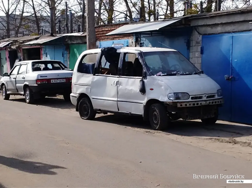 29.03.2019. Бобруйск, взрыв в ГСК № 2 на ул. Рокоссовского. Из соседнего гаража достали сильно поврежденную машину.