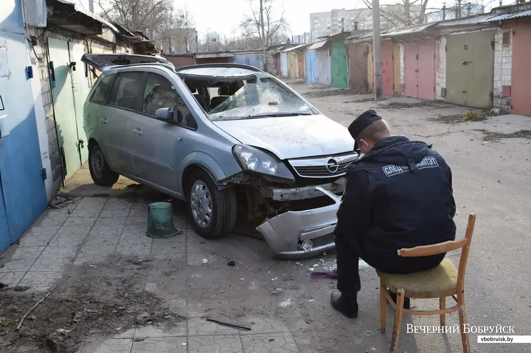 29.03.2019. Бобруйск, взрыв в ГСК № 2 на ул. Рокоссовского. Осмотр автомобиля из взорвавшегося гаража.