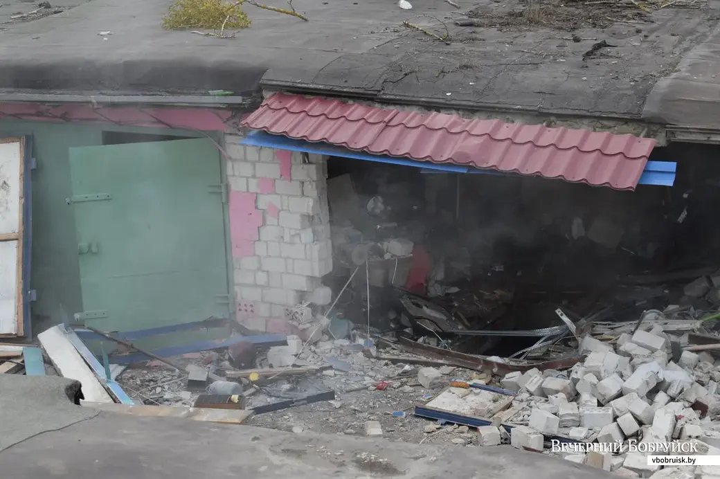 29.03.2019. Бобруйск, взрыв в ГСК № 2 на ул. Рокоссовского. Сотрудники МЧС планово обрушивают остатки пострадавших гаражей.