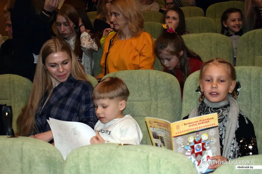 Презентация «Азбуки». С новой книжкой – на представление в театр.