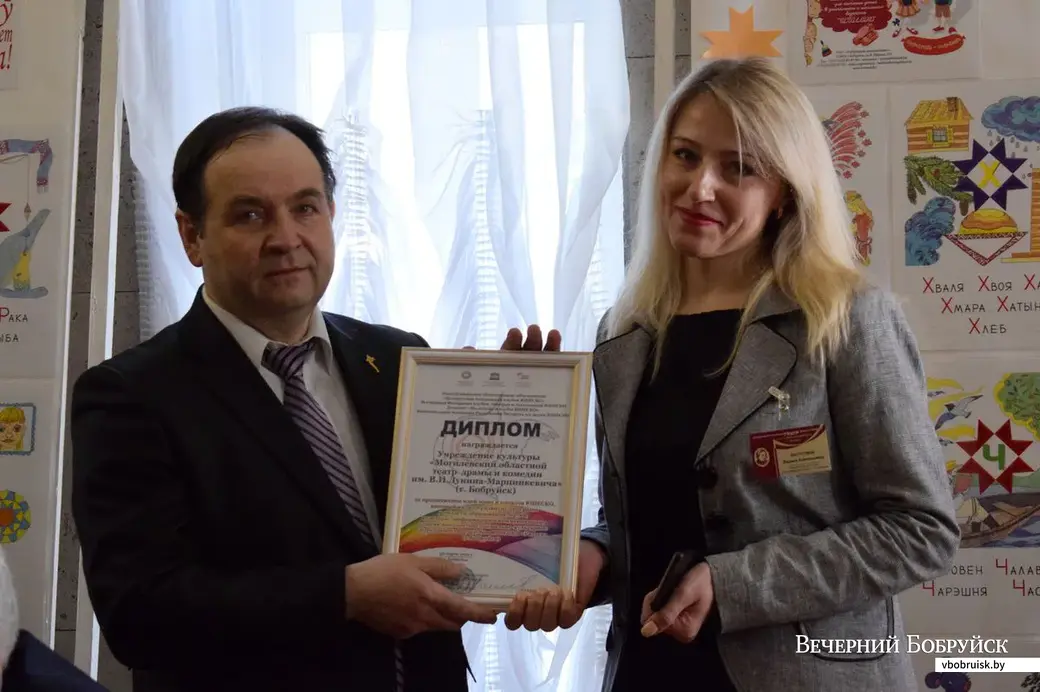 Презентация «Азбуки». Руководитель изостудии и клуба ЮНЕСКО Радуга Игорь Мотин награждает коллектив театра имени Дунина-Марцинкевича за помощь проекту.