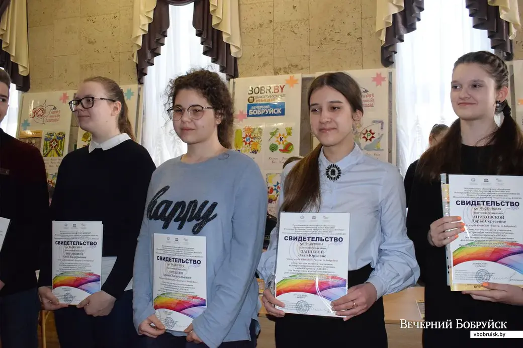 Презентация «Азбуки». Члены бобруйского клуба ЮНЕСКО получили авторские свидетельства за издание «Азбуки»