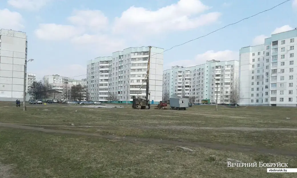 На пустыре в 5-м микрорайоне начинается строительное движение. Фото: Максим Вечерек, читатель.