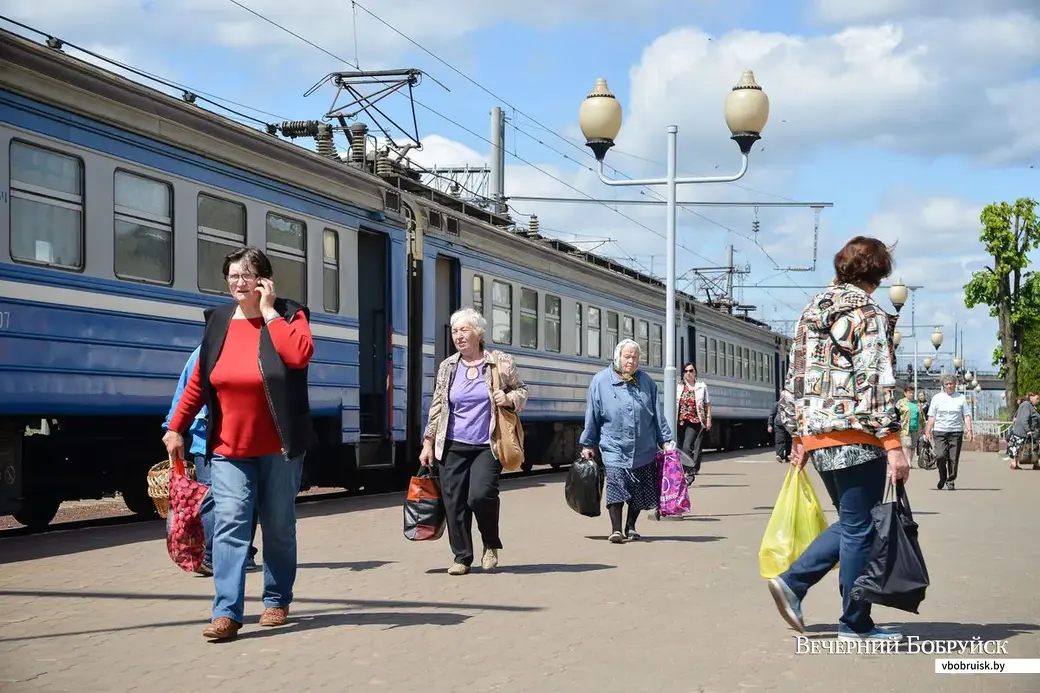 17.05.2018, Бобруйск. Дачники и огородники на железной дороге