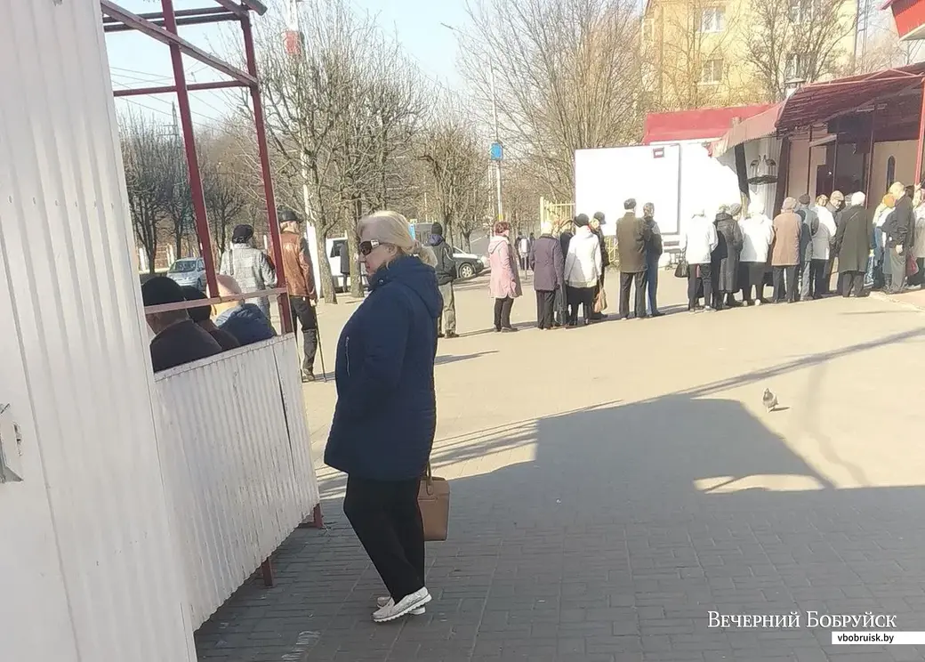 За 20 мин до начала презентации возле кафе уже была очередь из желающих «оздоровиться».