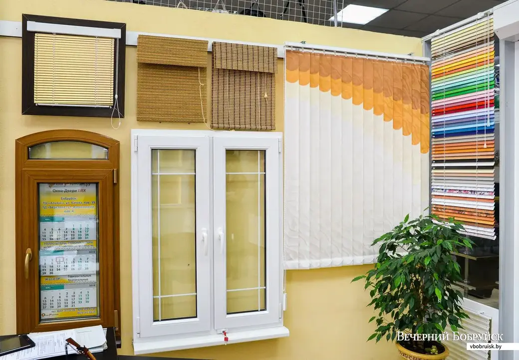 В магазине «Окна Премиум» предлагают горизонтальные, вертикальные, римские и ролл-шторы.
