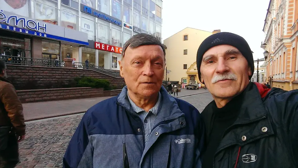 Валерий Колодинский (справа) с Ренальдом Кнышом, советским и белорусским тренером по спортивной гимнастике.