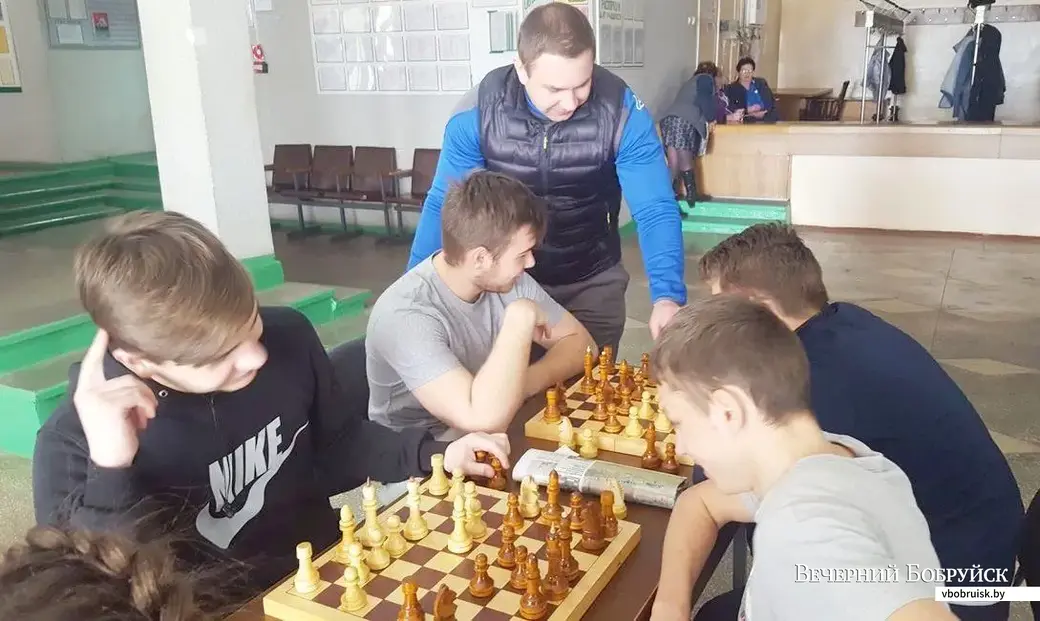 Руководитель физвоспитания лесотехнического колледжа Евгений Батрачук с учащимися.