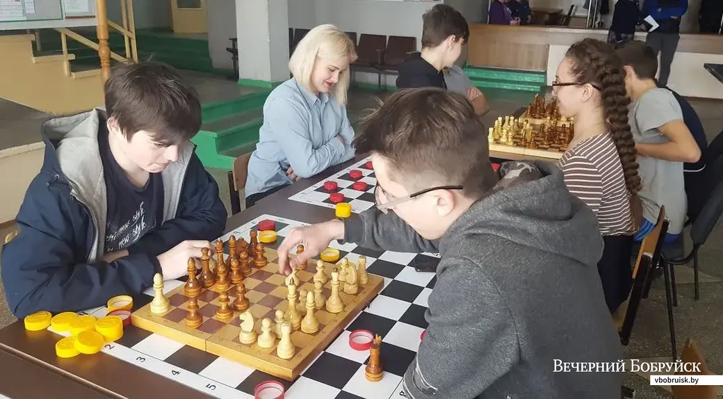 Учащиеся лесотехнического колледжа играют в шашки на переменах.