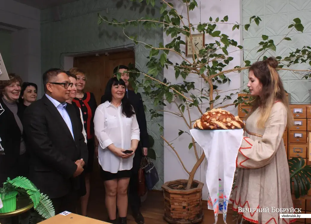 Хлебом и солью гостей встретили учащиеся БГАЭК и организаторы встречи: преподаватель немецкого и английского языков Валентина Смольникова, методист Надежда Лазакович,