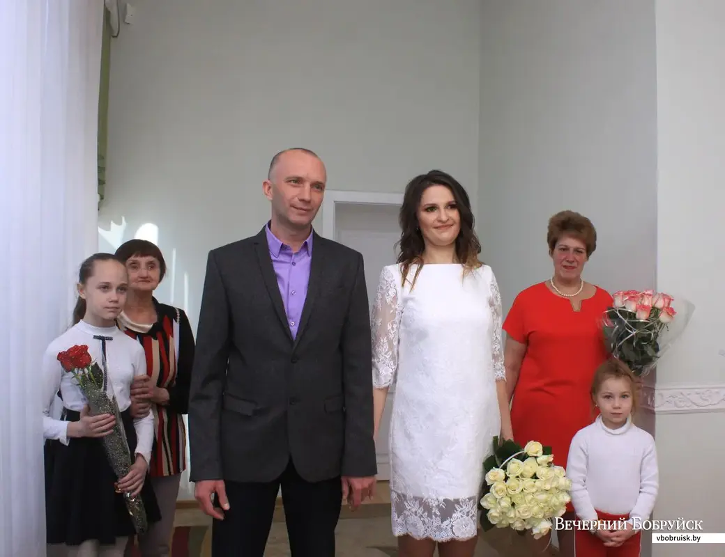 Елена Велес и Михаил Карпов зарегистрировали свой брак 12 апреля.