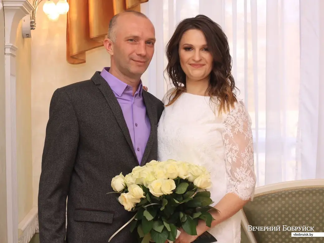 Елена Велес и Михаил Карпов зарегистрировали свой брак 12 апреля.