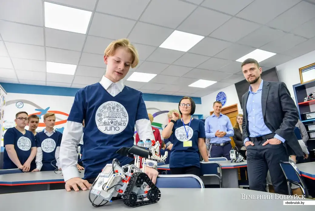 .Открытие STEM-класса в городской гимназии №3. Степан Дмитров из 7 «Б» собрал робота Znap из базового и ресурсного наборов LEGO Mindstorms EV3 Education.