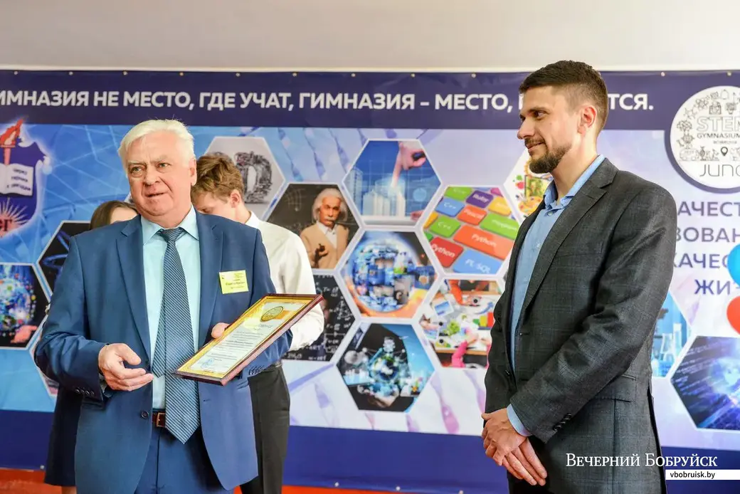 Открытие STEM-класса в городской гимназии №3. Директор гимназии Владимир Сакович вручает благодарственное письмо директору ассоциации «Образование для будущего»