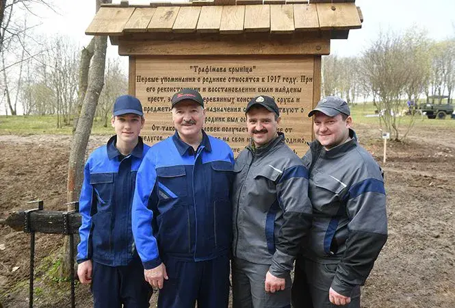 Александр Лукашенко с сыновьями на субботнике 21 апреля 2018 года. Фото: пресс-служба президента Беларуси