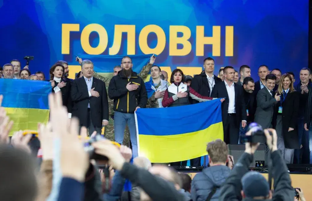 19.04.2019. Главные дебаты Украины. Порошенко уже поёт гимн, Зеленский ещё смеётся и позирует. Кадр с телетрансляции