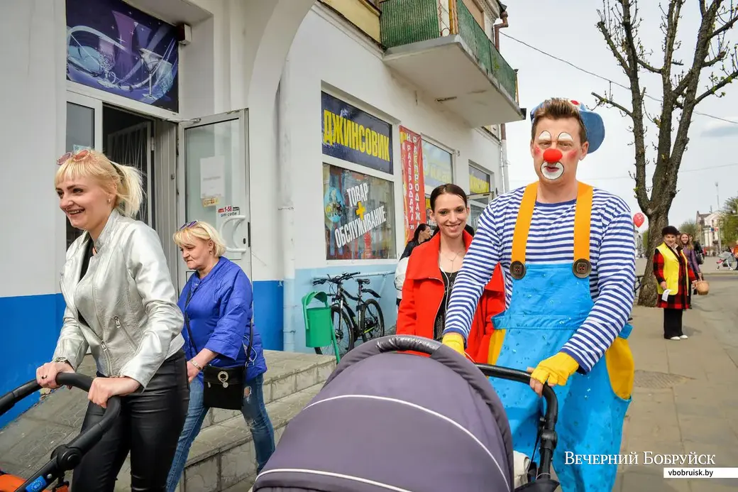 20.04.2019. Участники II открытого фестиваля клоунов «Клоун-шоу – 2019» прошлись по улице Социалистической