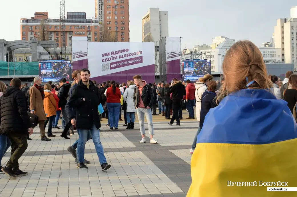 19.04.2019. Главные дебаты Украины. Экраны под стенами стадиона