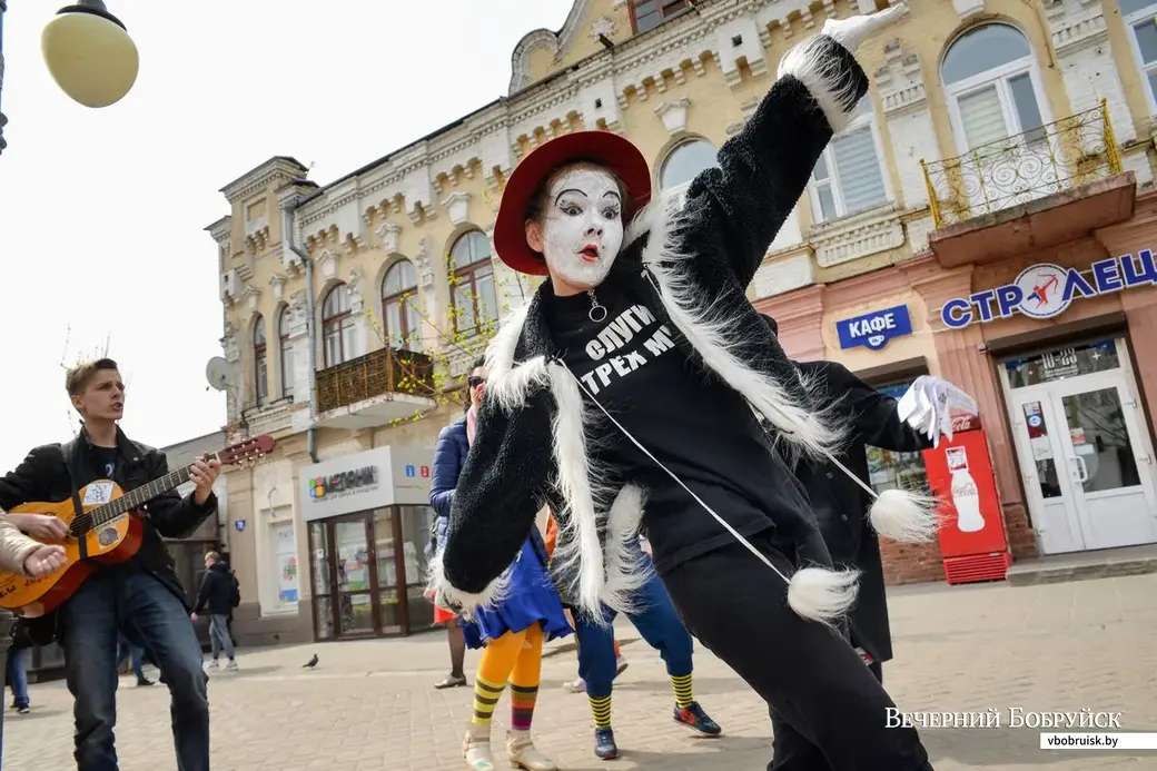 20.04.2019. Участники II открытого фестиваля клоунов «Клоун-шоу – 2019» прошлись по улице Социалистической