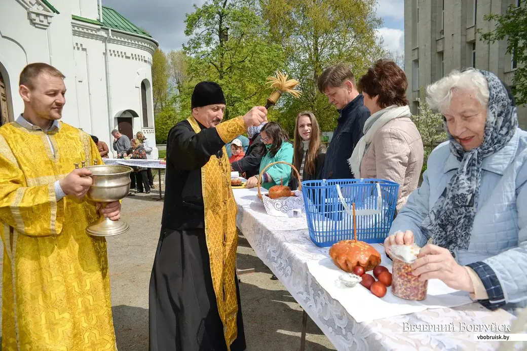 30.04.2016, Бобруйск. Освящение пасхальных куличей в Бобруйском Кафедральном Свято-Никольском соборе накануне Светлого Воскресения Христова.