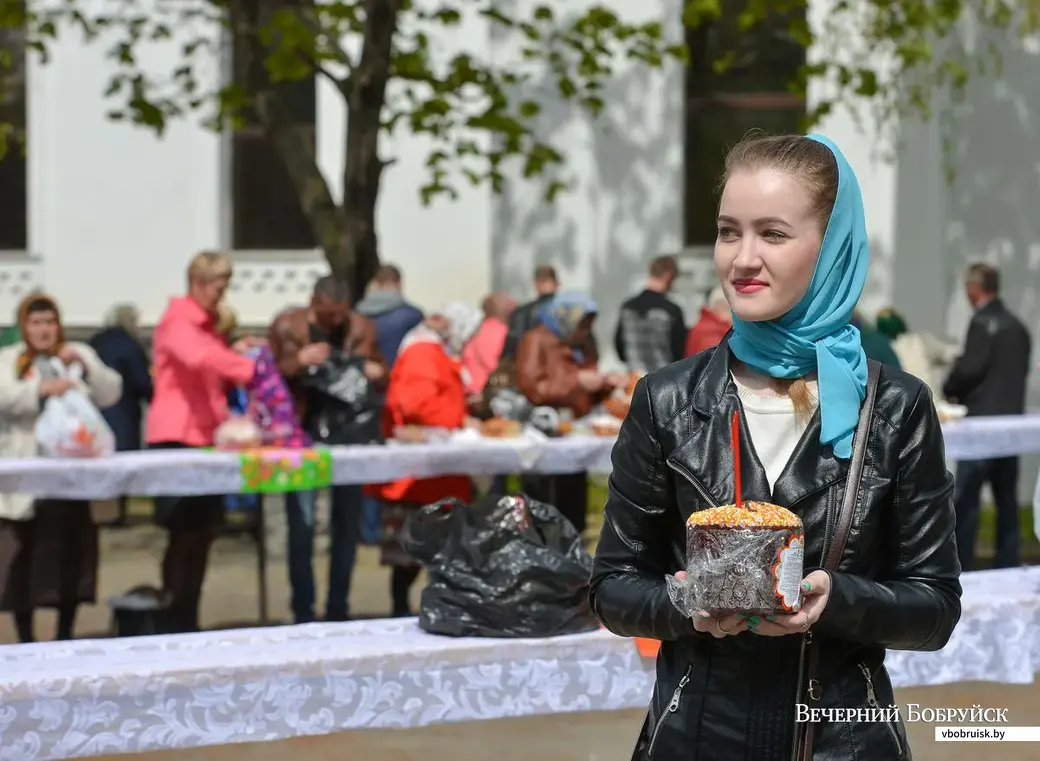 30.04.2016, Бобруйск. Освящение пасхальных куличей в Бобруйском Кафедральном Свято-Никольском соборе накануне Светлого Воскресения Христова.