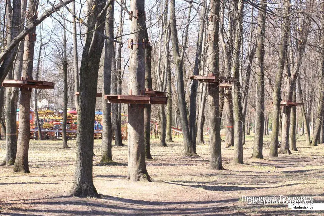 В парке уже готовят к открытию новый аттракцион.