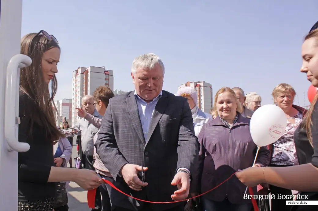 Красную ленточку при открытии нового фирменного магазина Бобруйского мясокомбината перерезал директор этого предприятия Дмитрий Михайлович Бонохов.