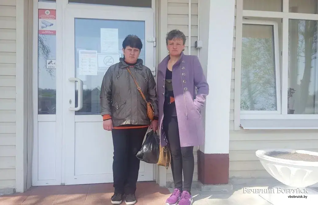 Мама погибшей Анастасии Талыш Валентина Олеговна (справа) со своей приятельницей Анной около здания суда.