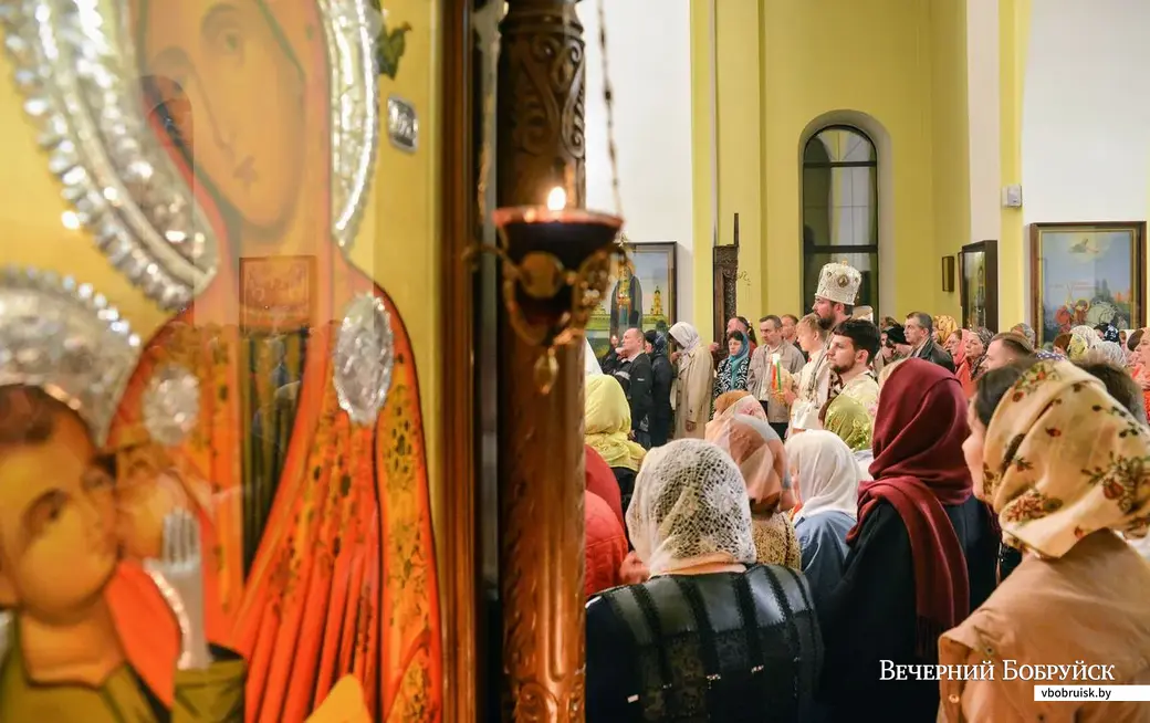 Пасхальная служба в Бобруйском кафедральном Свято-Никольском соборе. Фото из архива «ВБ»