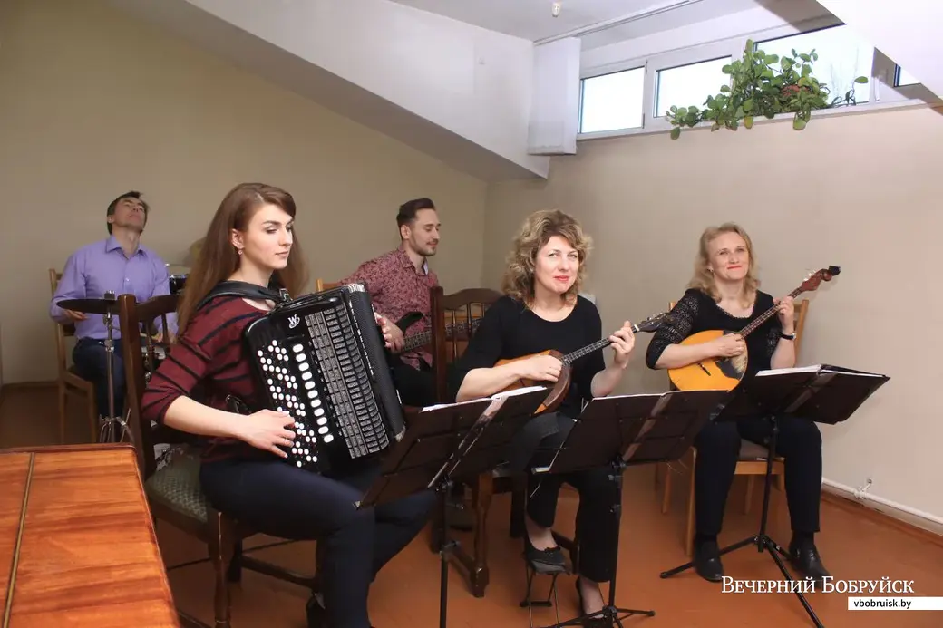 На репетиции в ансамбле «Бурлеска» уходит по 2-3 часа в неделю минимум.