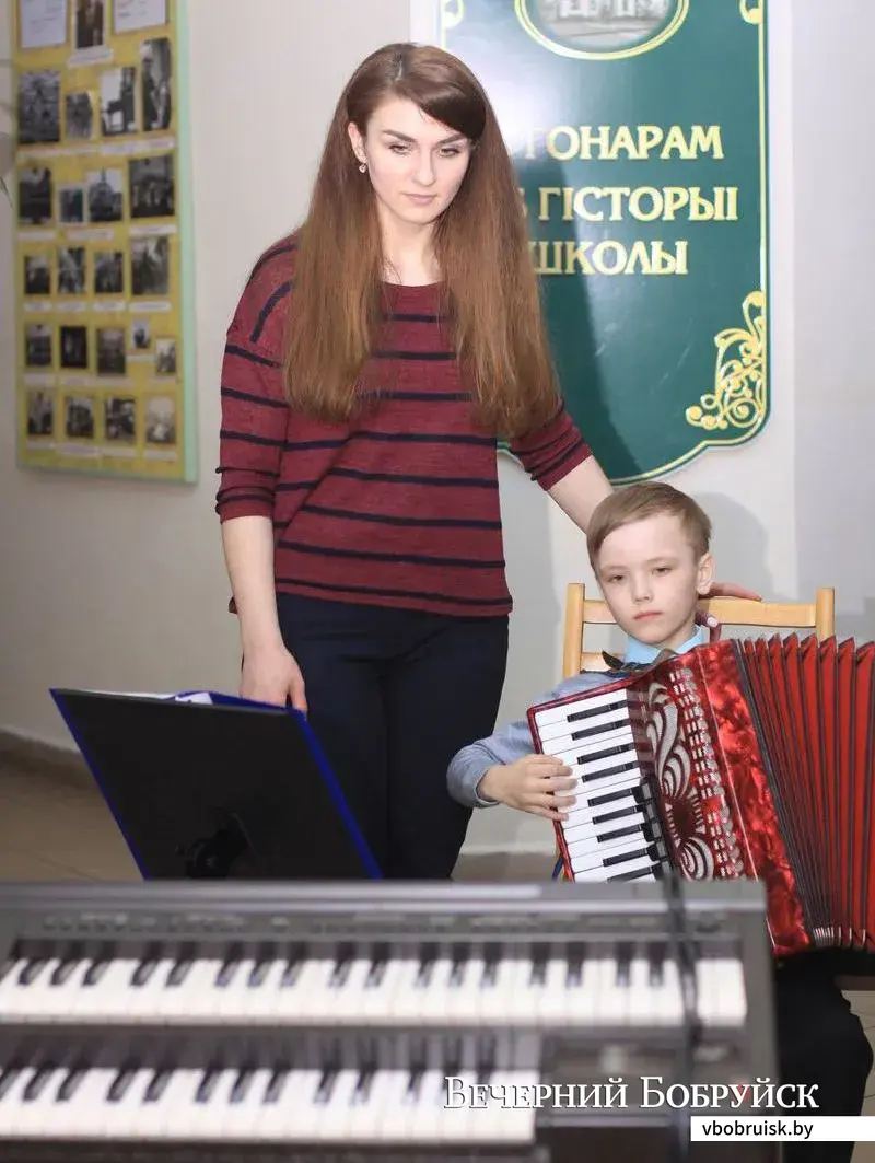 Дарья обучает игре на баяне и аккордеоне.