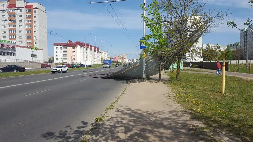 Сильный ветер унес строительное ограждение в 5-ом микрорайоне.