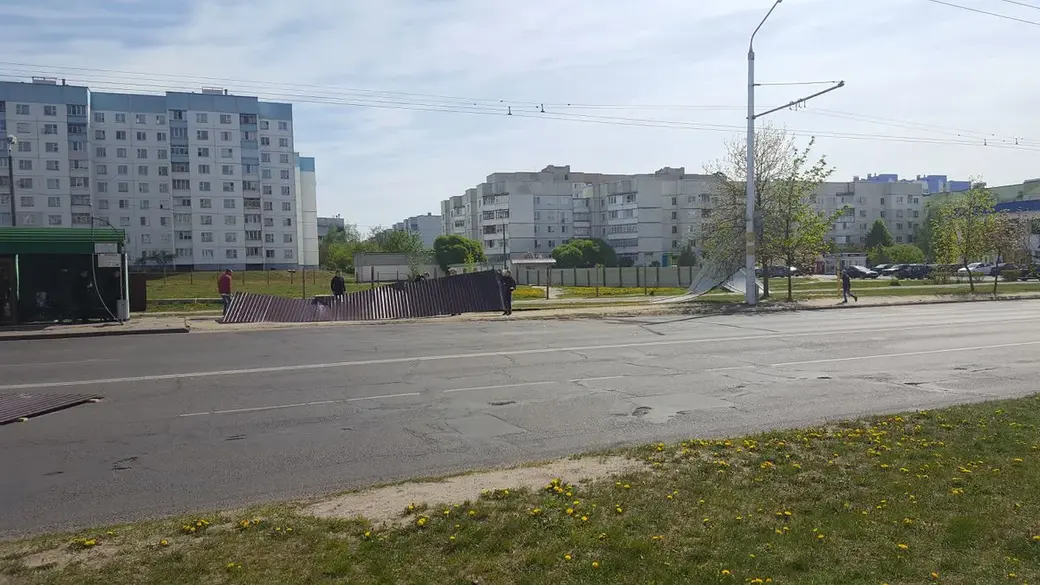Сильный ветер унес строительное ограждение в 5-ом микрорайоне.