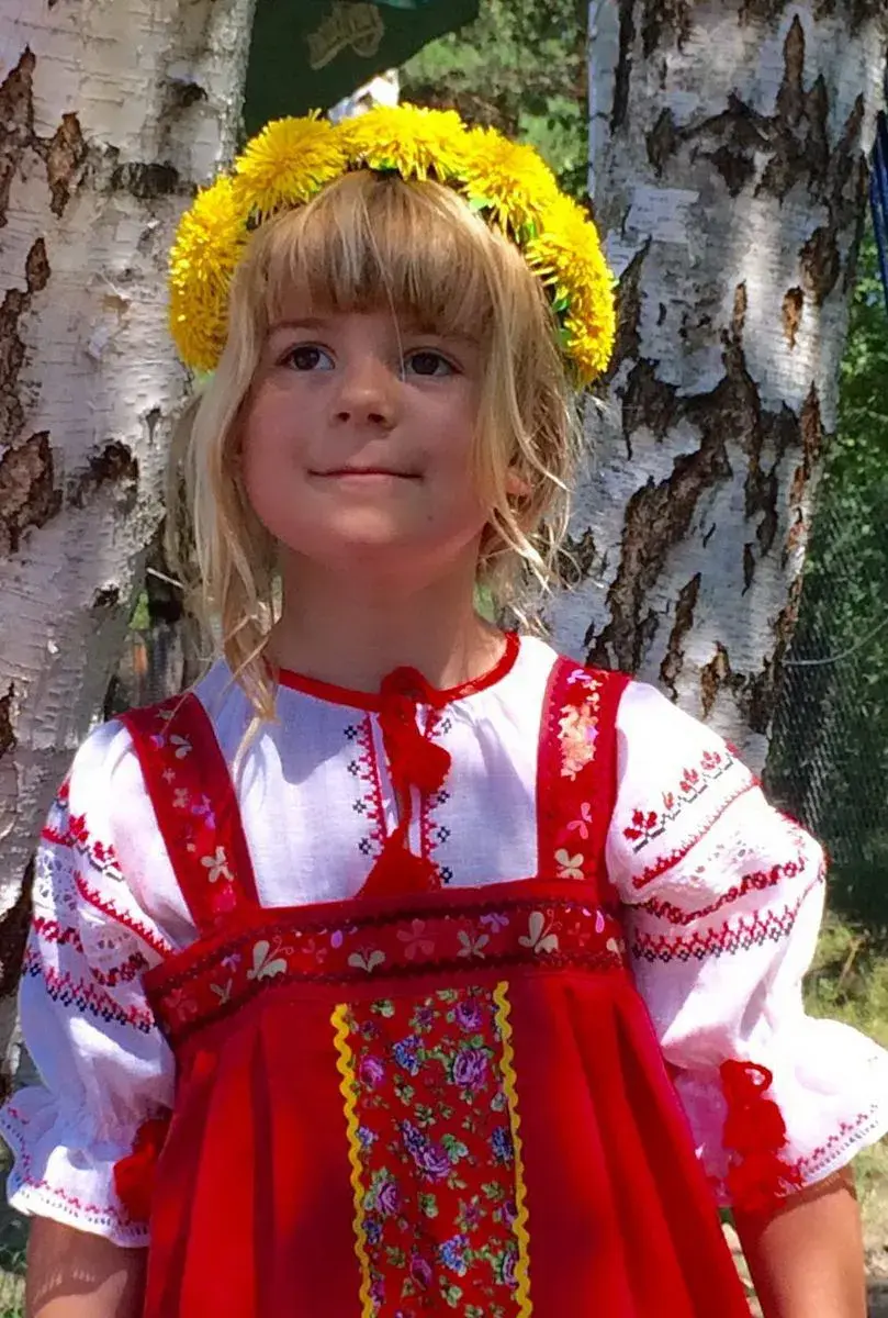 Внучка Джекки живет в Голландии. Бабушка сшила ей русский сарафан и рубаху с вышивкой.