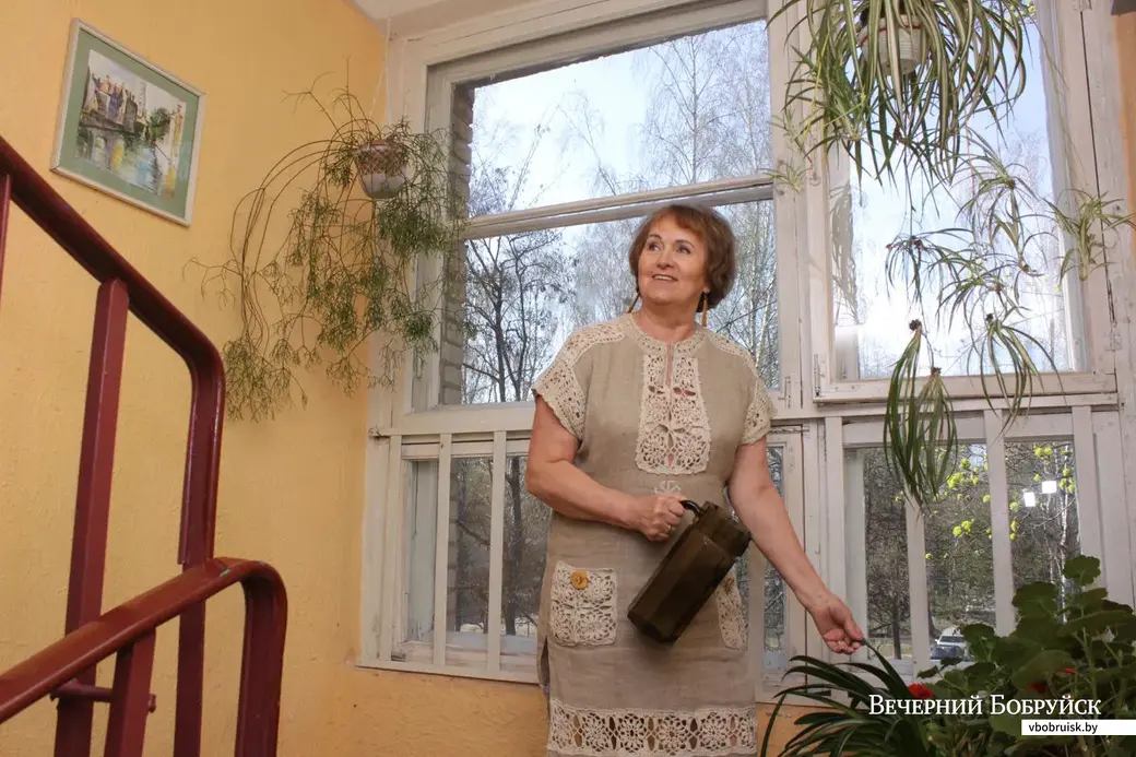 В подъезде своего дома Лилия Федорова также навела красоту. Фото Дениса Судника.