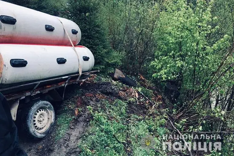 Прицеп с лодками остался, грузовик с людьми упал...