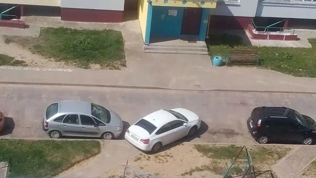Попытка диагональной парковки в Бобруйске во дворе на ул. Западной, между домами 19-в и 19-г.